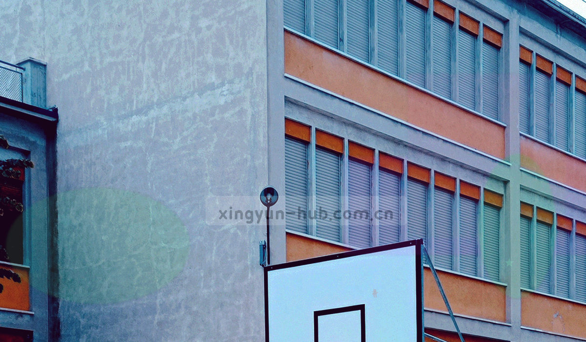 以线条勾勒的城市街景与行道树抽象插画，使用墨绿与浅金两色